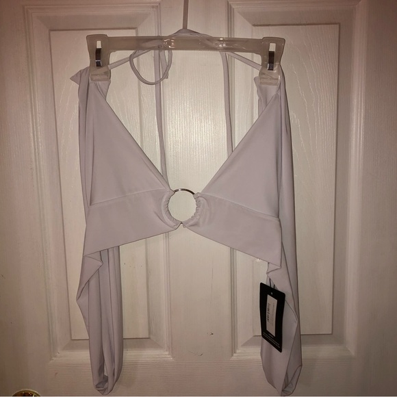 Pretty little thing, white tie top, ring in middle - Picture 1 of 4